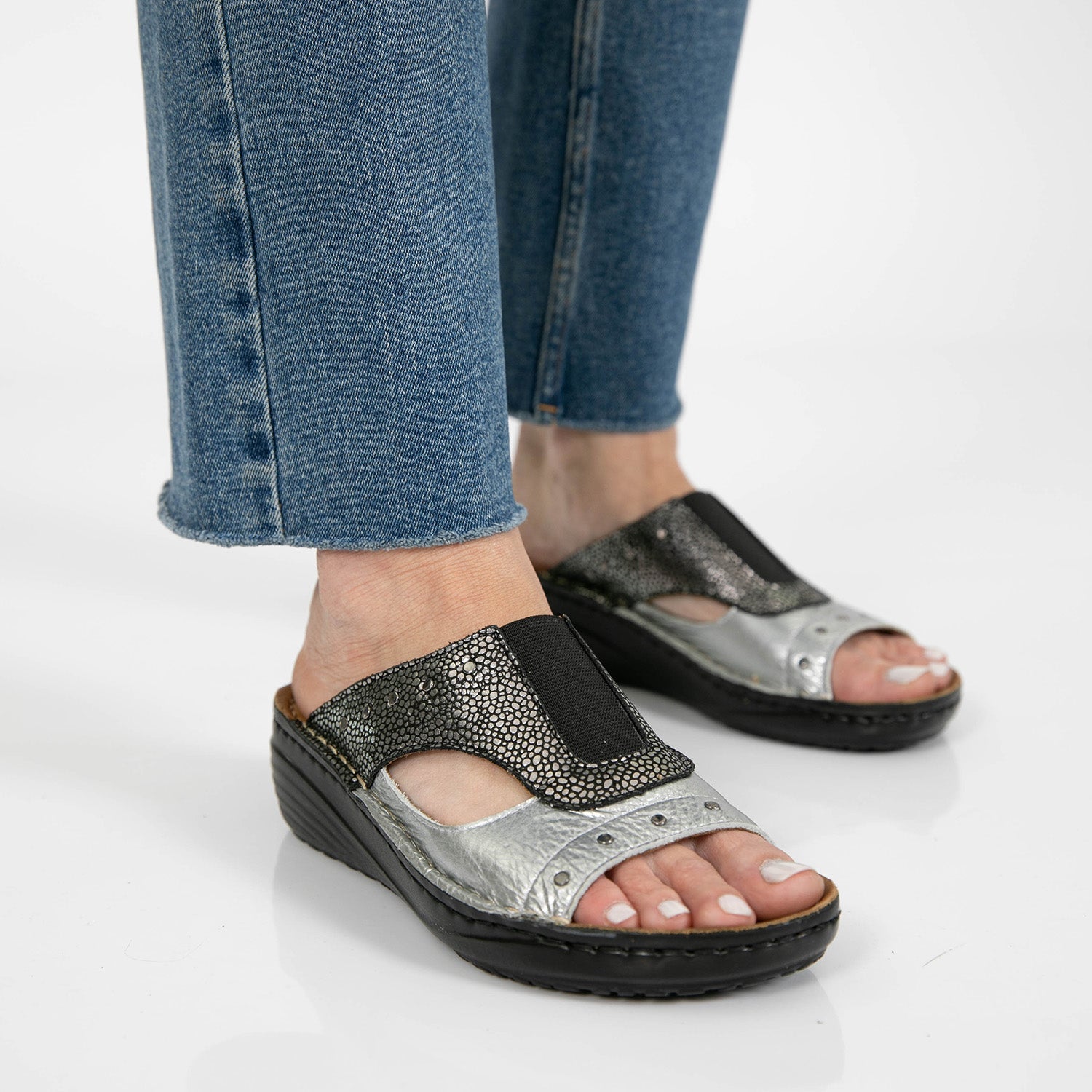 CHINELA OLIA NEGRA Y PLATA