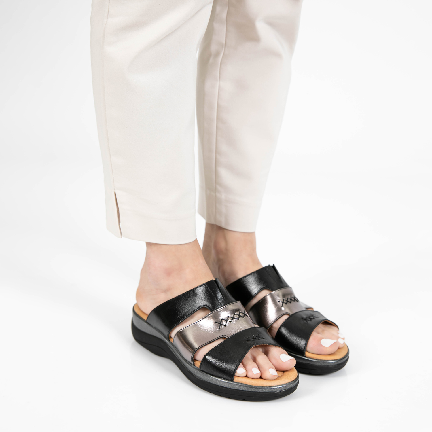 CHINELA TALIA NEGRA Y PLATA