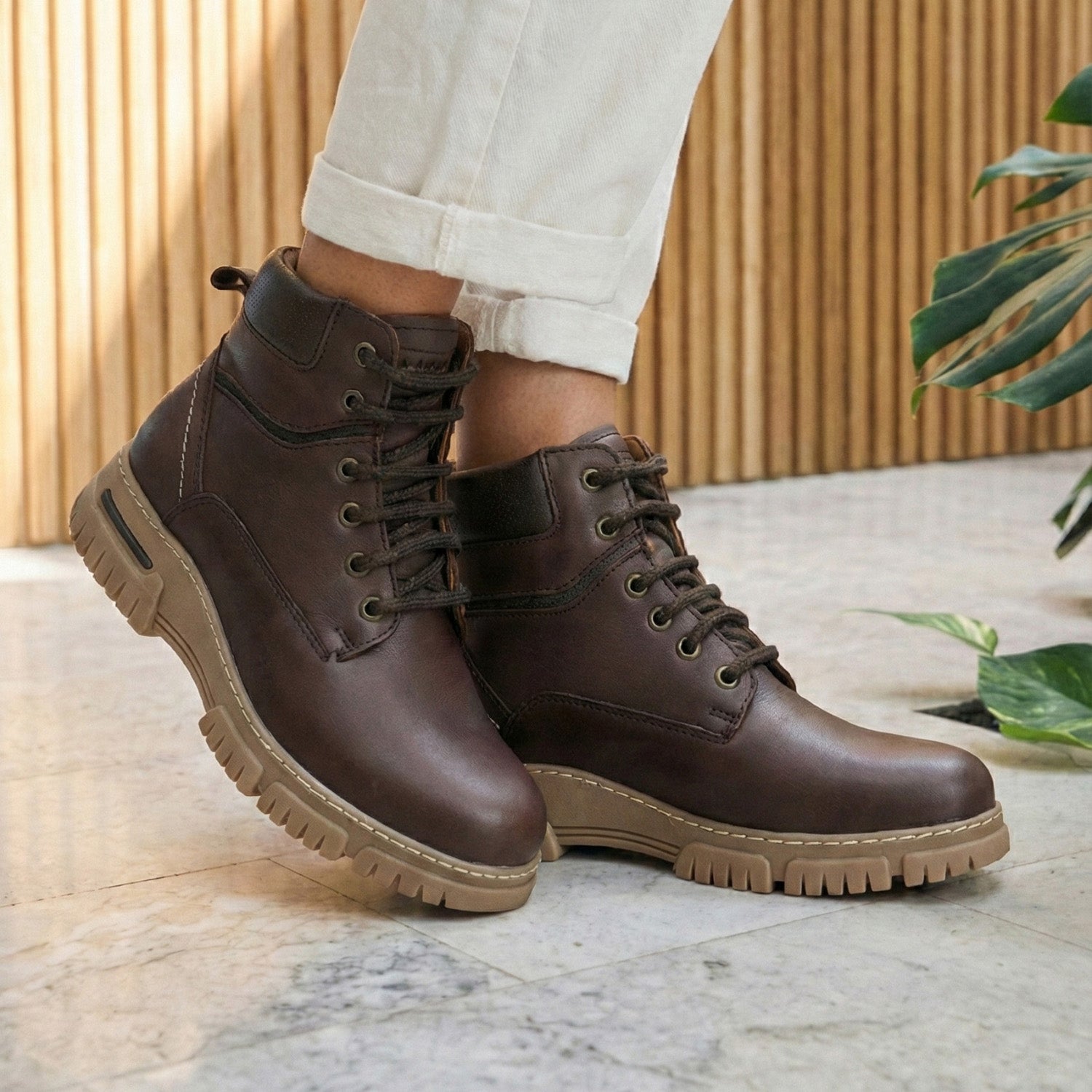 ¿Queres pisar fuerte con estilo? ¡Entonces los Borcegos Athens son tu mejor aliado! Fabricados en cuero de primera calidad y equipados con una cámara de aire para brindarte la máxima comodidad, estos borcegos te harán sentir como si estuvieras caminando sobre las nubes. ¡Ponte tus Athens y prepárate para conquistar la ciudad con estilo y actitud!