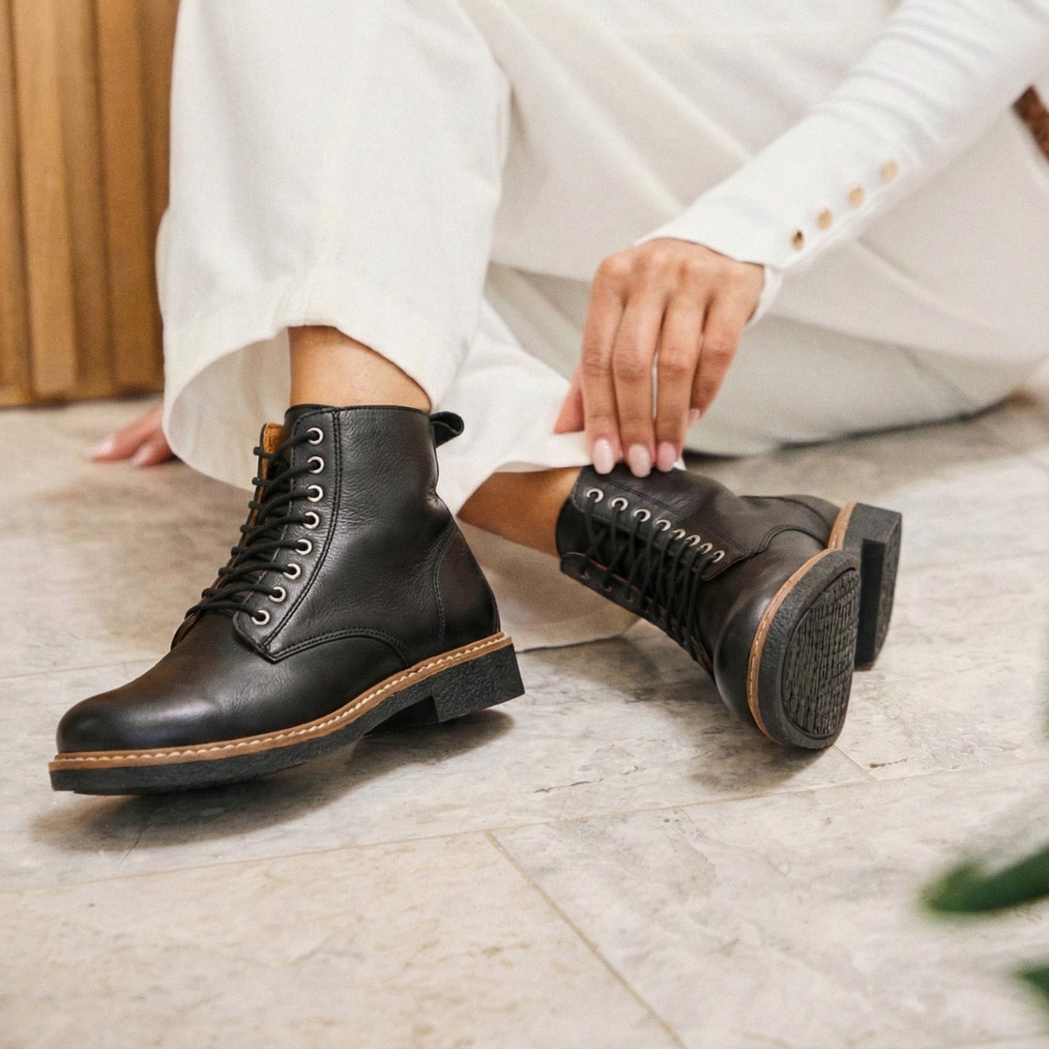 ¡El borcego Temple es perfecto para cualquier ocasión! Un diseño súper práctico y versátil, ideal tanto para llevar con vestidos como con pantalón. Además, la ligereza de su base lo convierten en un modelo de gran comodidad.