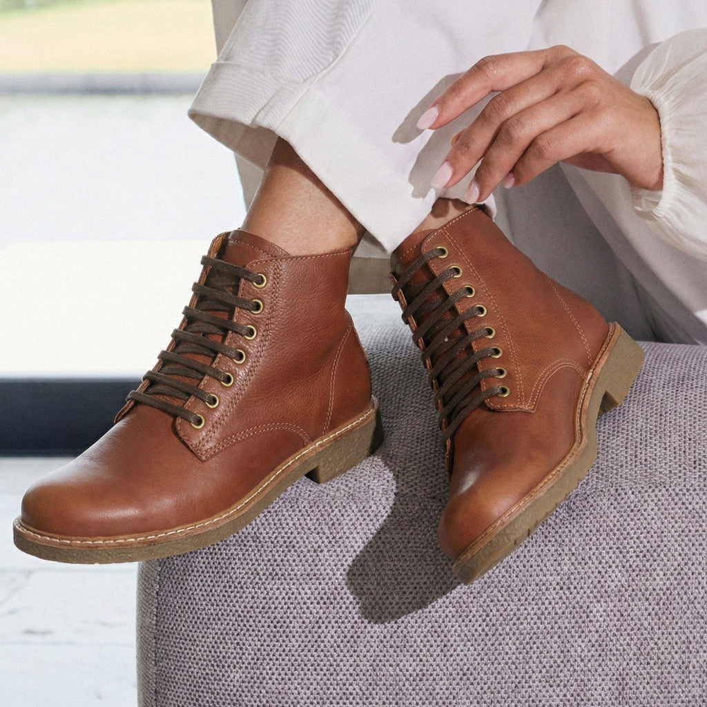 ¡El borcego Temple es perfecto para cualquier ocasión! Un diseño súper práctico y versátil, ideal tanto para llevar con vestidos como con pantalón. Además, la ligereza de su base lo convierten en un modelo de gran comodidad.