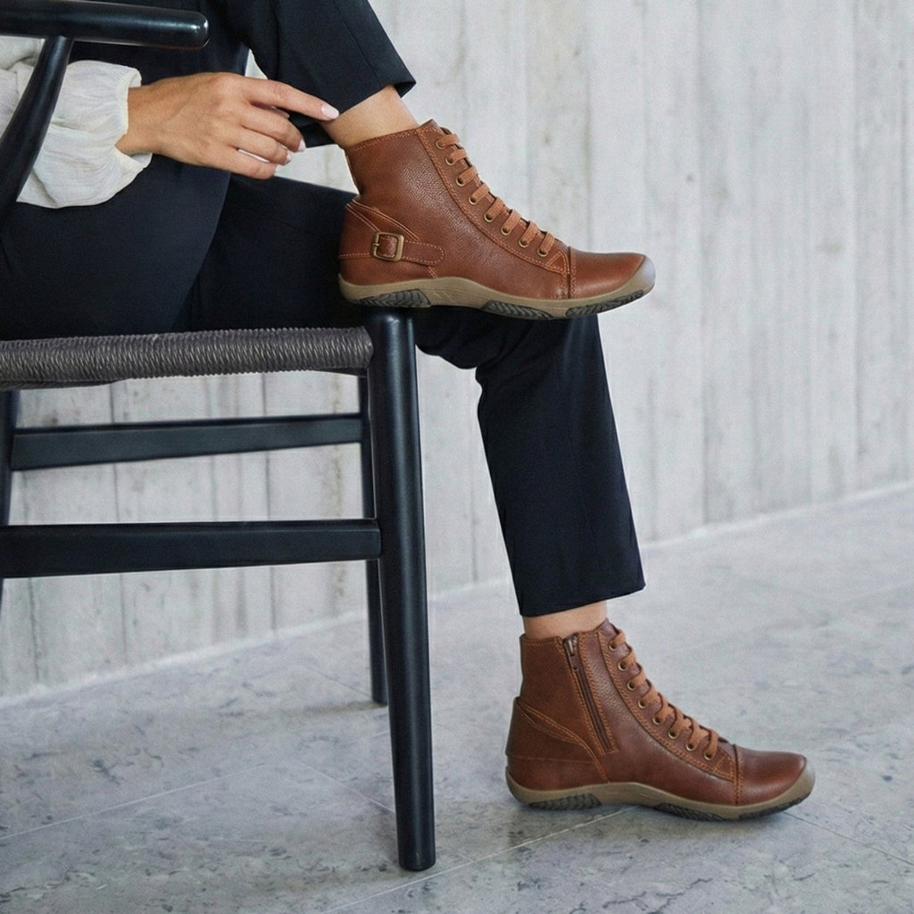 Borcego Calin, el equilibrio perfecto entre estilo y funcionalidad. Confeccionado en exquisito cuero y equipado con un práctico cierre lateral y una base antideslizante de primera calidad, Calin te brinda comodidad y seguridad en cada paso. Su diseño innovador no solo te hará destacar, sino que también te proporcionará un look único y sofisticado. ¡Crea tendencia!