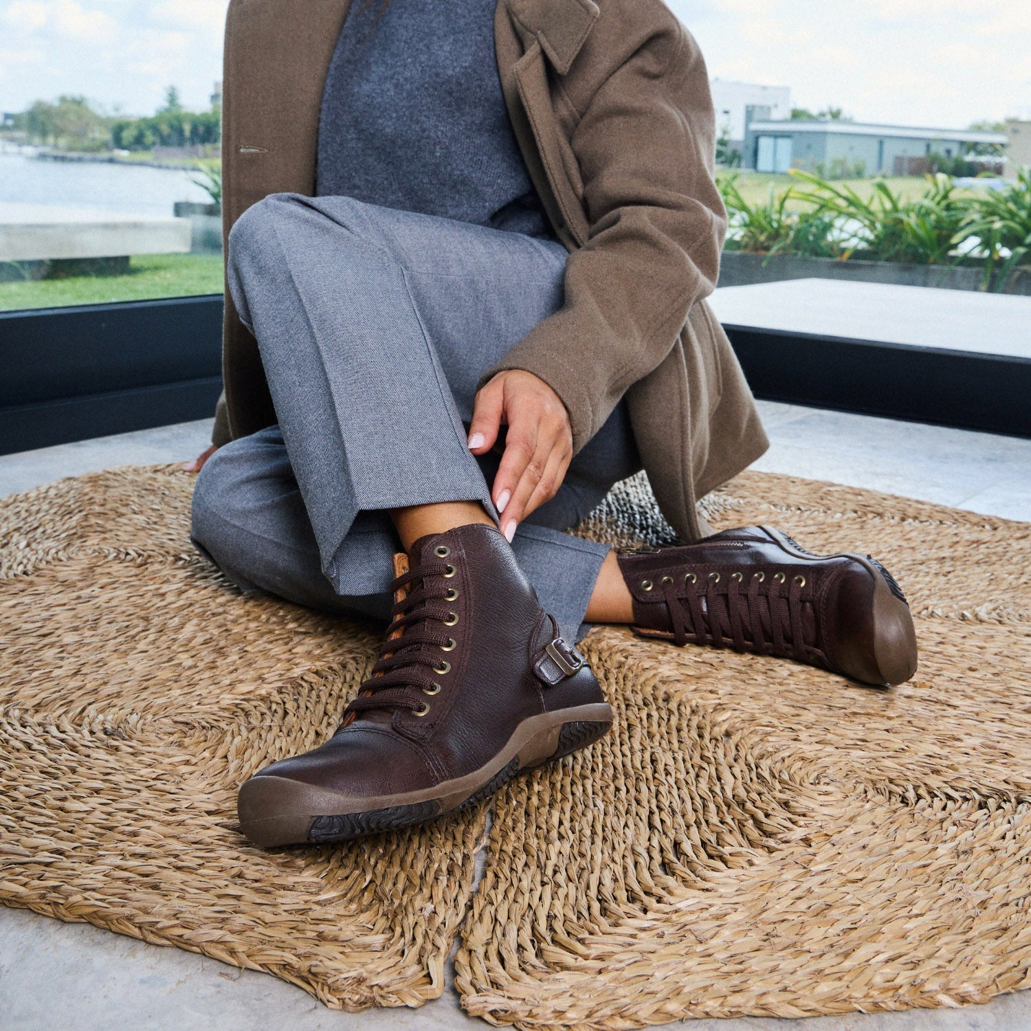 Borcego Calin, el equilibrio perfecto entre estilo y funcionalidad. Confeccionado en exquisito cuero y equipado con un práctico cierre lateral y una base antideslizante de primera calidad, Chaning te brinda comodidad y seguridad en cada paso. Su diseño innovador no solo te hará destacar, sino que también te proporcionará un look único y sofisticado. ¡Crea tendencia!