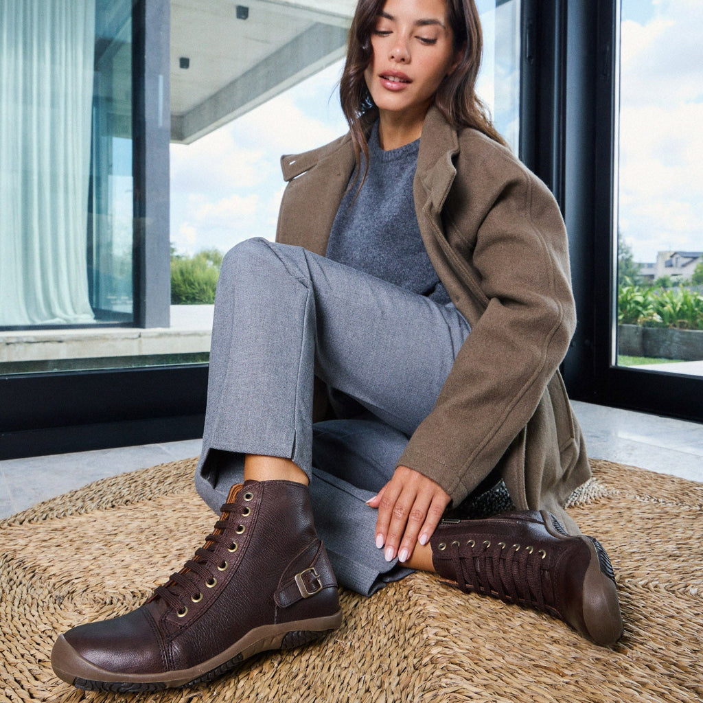 Borcego Calin, el equilibrio perfecto entre estilo y funcionalidad. Confeccionado en exquisito cuero y equipado con un práctico cierre lateral y una base antideslizante de primera calidad, Chaning te brinda comodidad y seguridad en cada paso. Su diseño innovador no solo te hará destacar, sino que también te proporcionará un look único y sofisticado. ¡Crea tendencia!