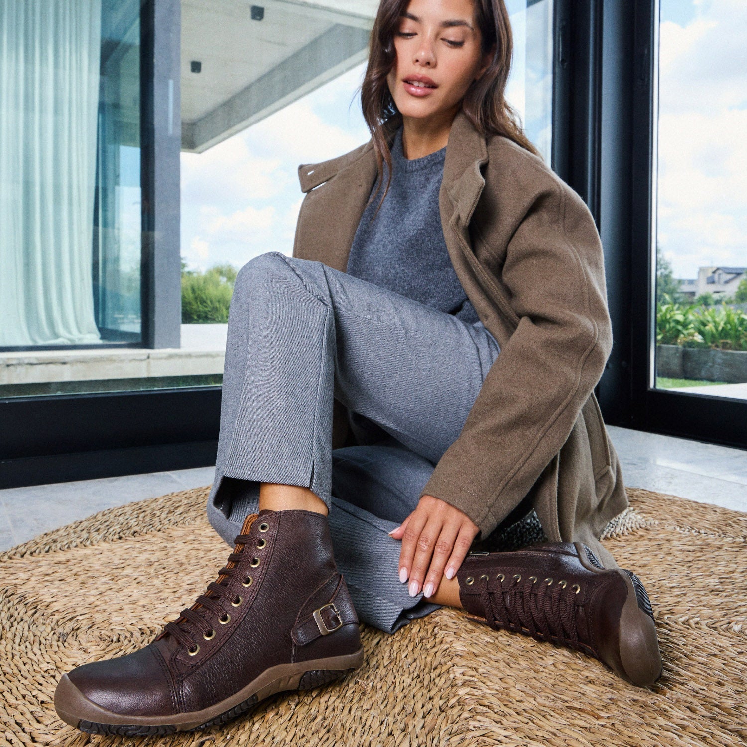 Borcego Calin, el equilibrio perfecto entre estilo y funcionalidad. Confeccionado en exquisito cuero y equipado con un práctico cierre lateral y una base antideslizante de primera calidad, Chaning te brinda comodidad y seguridad en cada paso. Su diseño innovador no solo te hará destacar, sino que también te proporcionará un look único y sofisticado. ¡Crea tendencia!