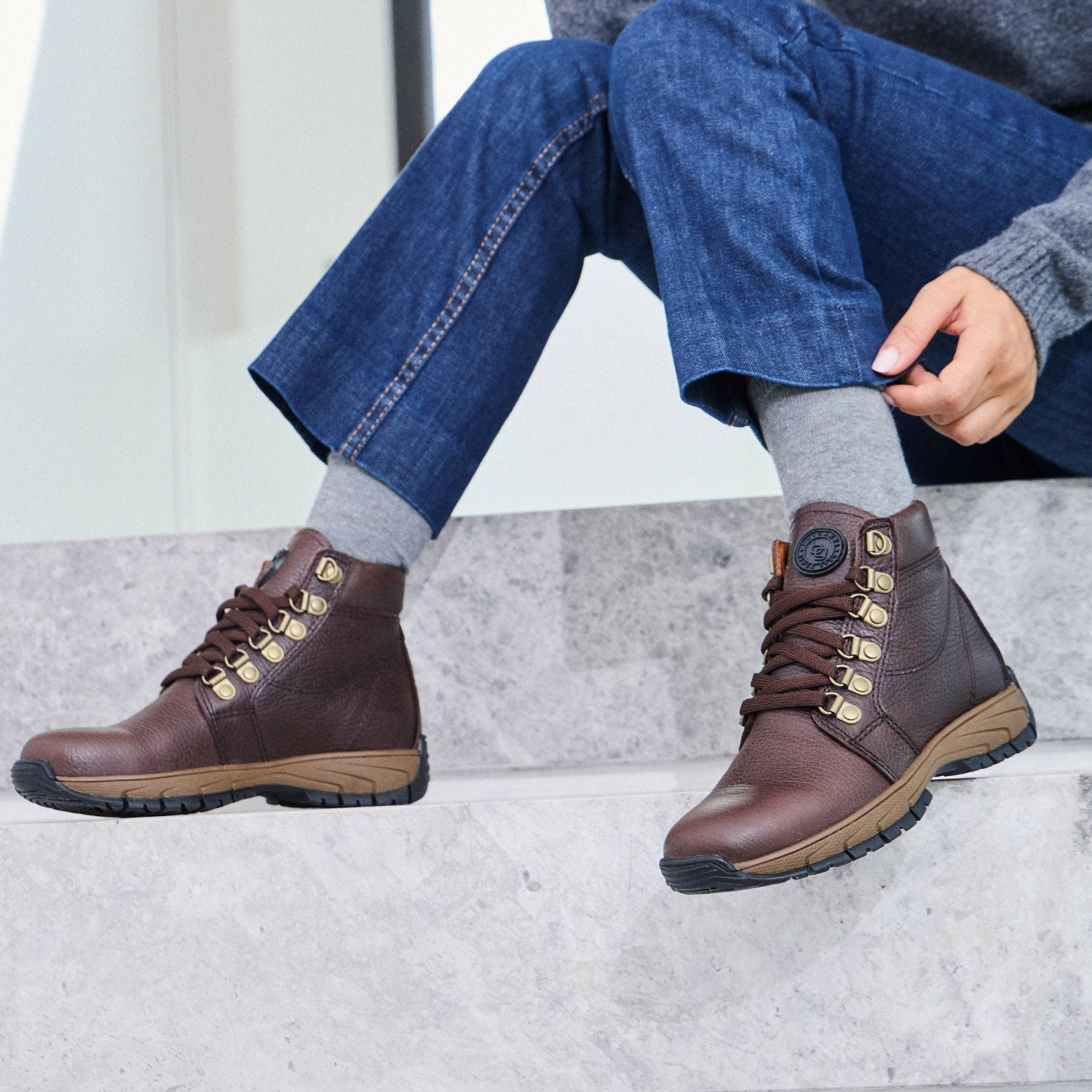 Enfrentá la ciudad con la actitud imparable del Borcego Yonkers. Este diseño urbano de cuero robusto y base de goma antideslizante es el compañero perfecto para dominar las calles con estilo y seguridad. Creado para quienes viven al ritmo de la ciudad, combina funcionalidad y un look que grita confianza. Sumá este esencial a tu guardarropa y hacé que cada paso sea una declaración de poder.