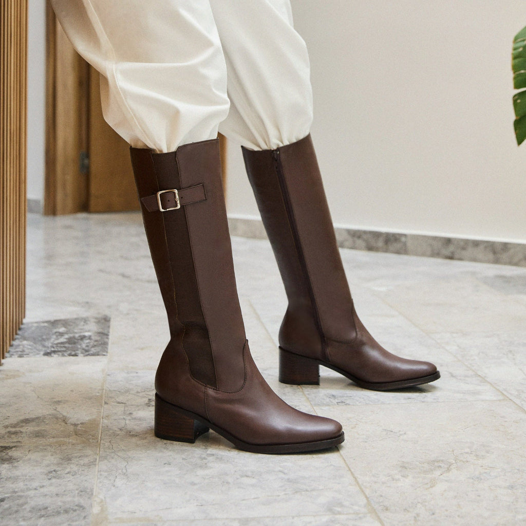 La Bota Glow eleva cualquier look con su estilo moderno y distinguido. Confeccionada en 100% cuero, presenta una caña alta con cierre lateral que asegura un calce cómodo y práctico. Su base de goma antideslizante y taco firme ofrecen estabilidad y confort. Ideal para sumar un toque sofisticado y casual a tus días.