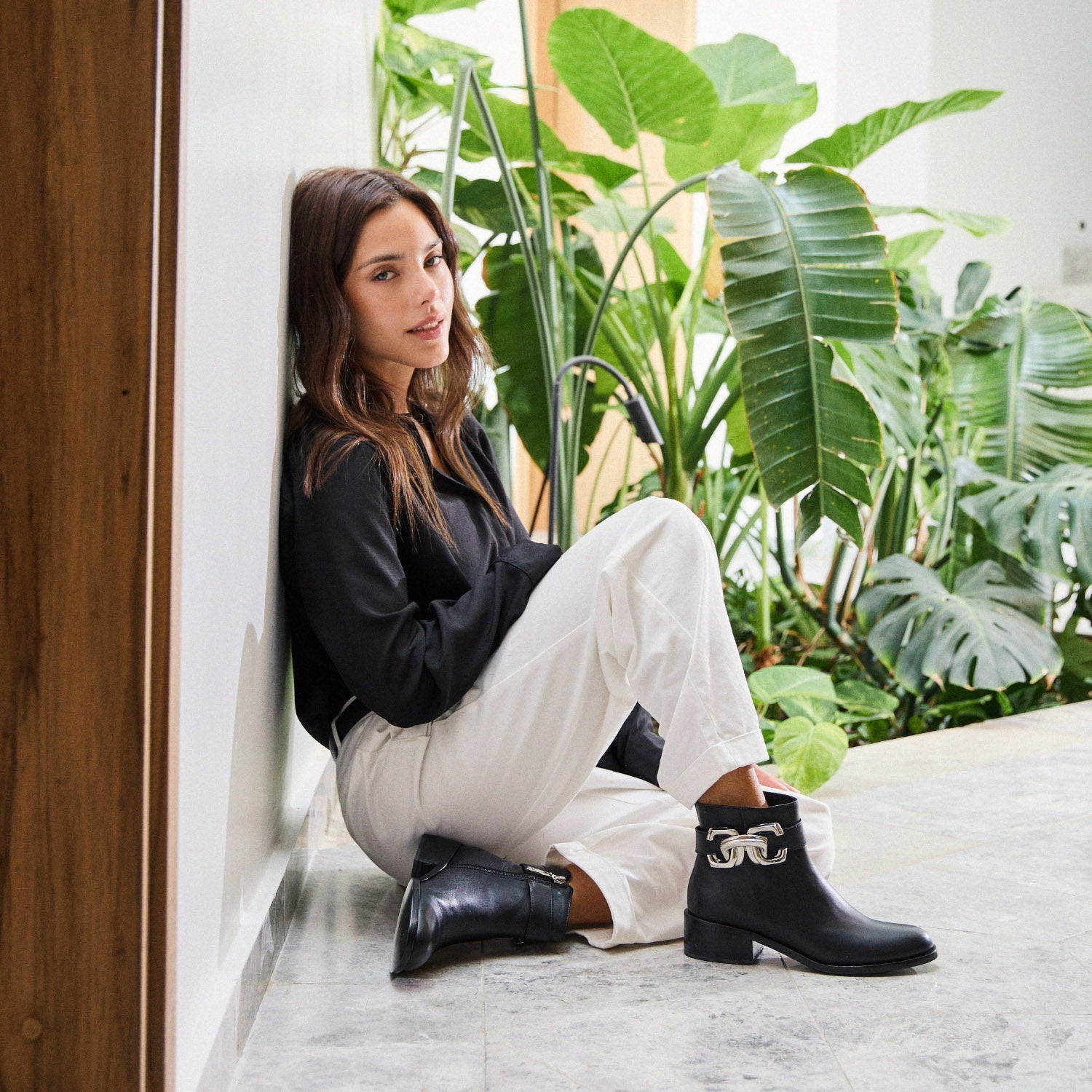 Sofisticada, con actitud. La Bota Tiffany está confeccionada en cuero premium, con interior de cuero y cierre lateral que suma comodidad y estilo en cada paso. Un diseño que combina lo clásico con un aire moderno, ideal para looks que se destacan sin esfuerzo.