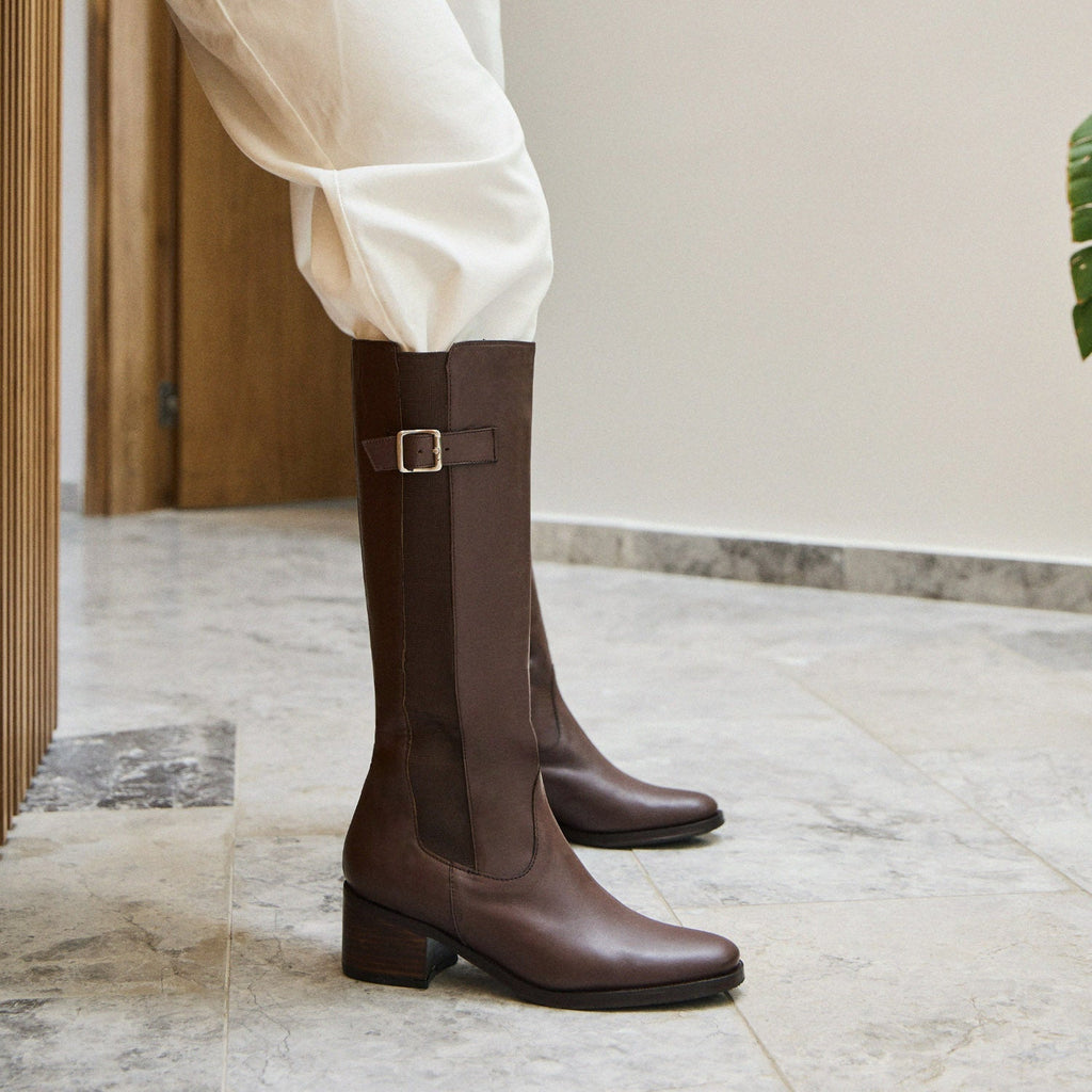 La Bota Glow eleva cualquier look con su estilo moderno y distinguido. Confeccionada en 100% cuero, presenta una caña alta con cierre lateral que asegura un calce cómodo y práctico. Su base de goma antideslizante y taco firme ofrecen estabilidad y confort. Ideal para sumar un toque sofisticado y casual a tus días.