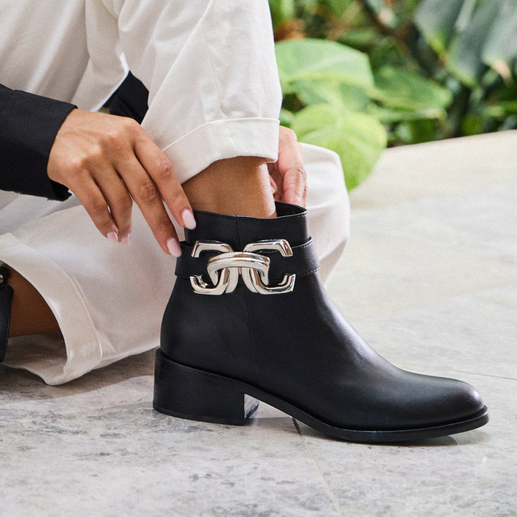 Sofisticada, con actitud. La Bota Tiffany está confeccionada en cuero premium, con interior de cuero y cierre lateral que suma comodidad y estilo en cada paso. Un diseño que combina lo clásico con un aire moderno, ideal para looks que se destacan sin esfuerzo.