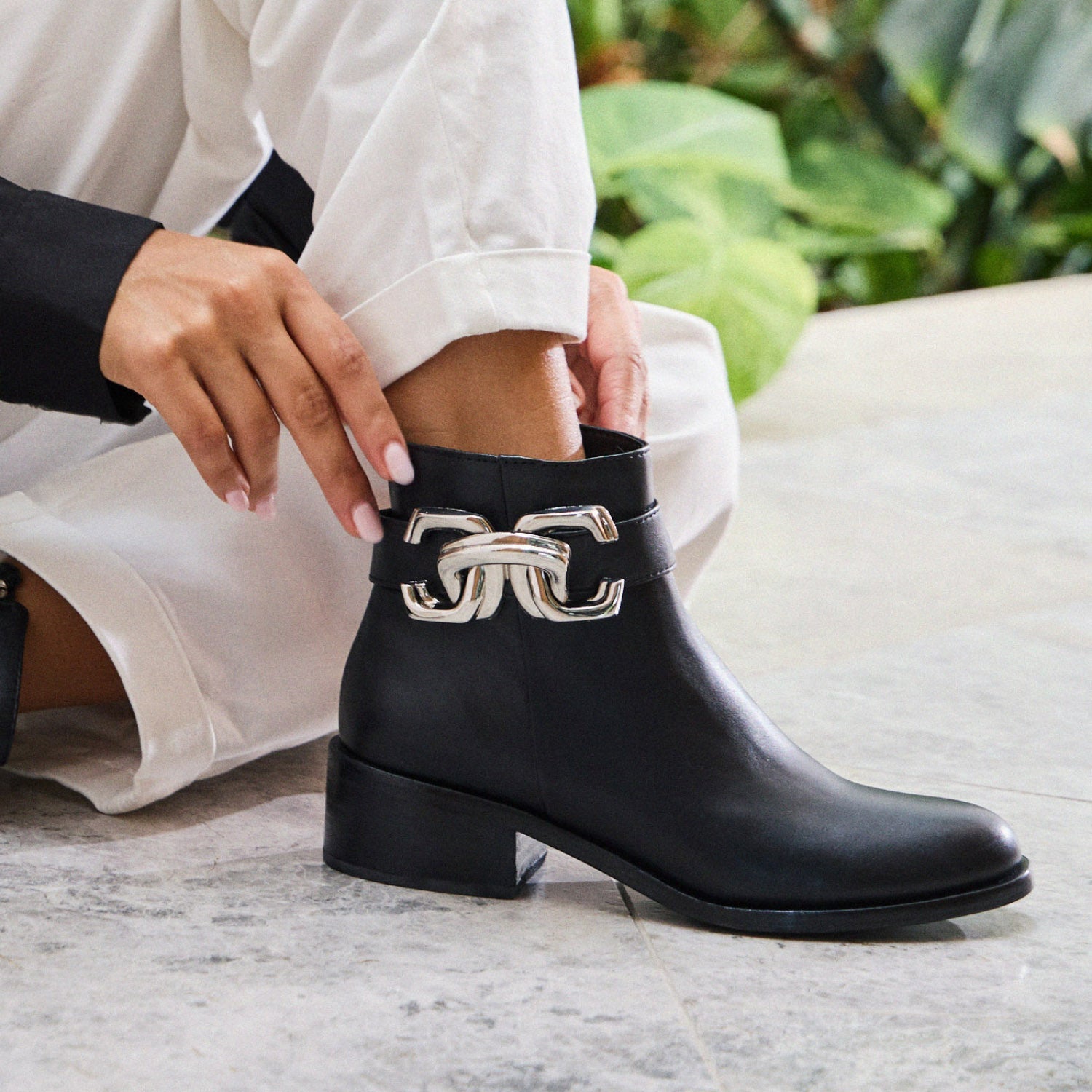 Sofisticada, con actitud. La Bota Tiffany está confeccionada en cuero premium, con interior de cuero y cierre lateral que suma comodidad y estilo en cada paso. Un diseño que combina lo clásico con un aire moderno, ideal para looks que se destacan sin esfuerzo.