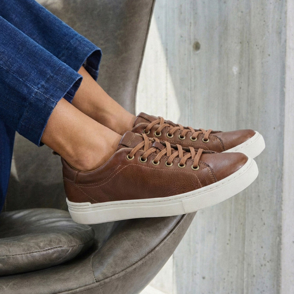 La Zapatilla Haley combina practicidad, estilo y comodidad en un diseño pensado para acompañarte todos los días. Confeccionada en 100% cuero, cuenta con cordones elásticos que facilitan el calce y aportan un toque moderno. Su base de goma antideslizante garantiza firmeza en cada paso, mientras que la plantilla removible ofrece confort durante todo el día.