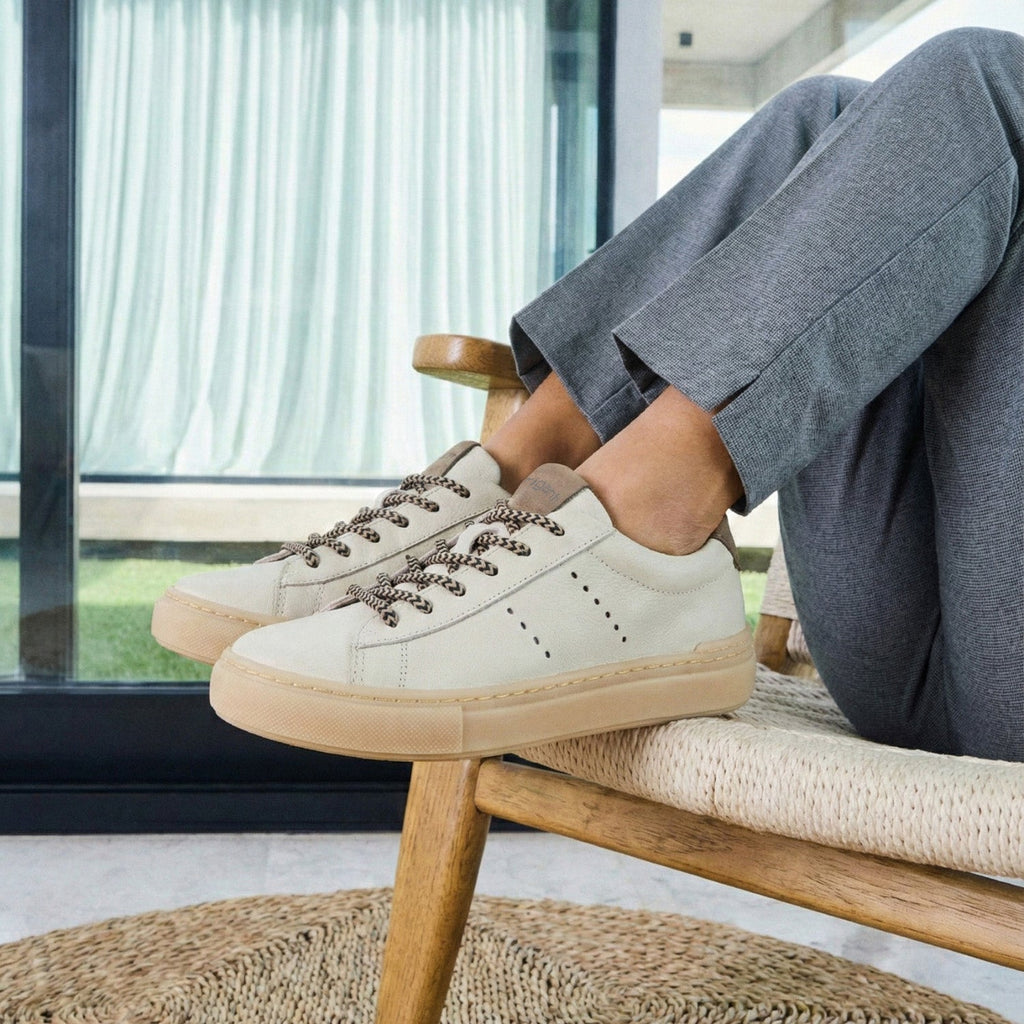 La Zapatilla Rins combina estilo, comodidad y un toque de originalidad que la hace única. Confeccionada en 100% cuero, garantiza calidad y durabilidad, mientras que su base de goma antideslizante brinda seguridad en cada paso. La plantilla removible ofrece un confort excepcional para acompañarte todo el día. De espíritu casual, Pringles se destaca por sus cordones con diseño, que aportan un guiño moderno y divertido.