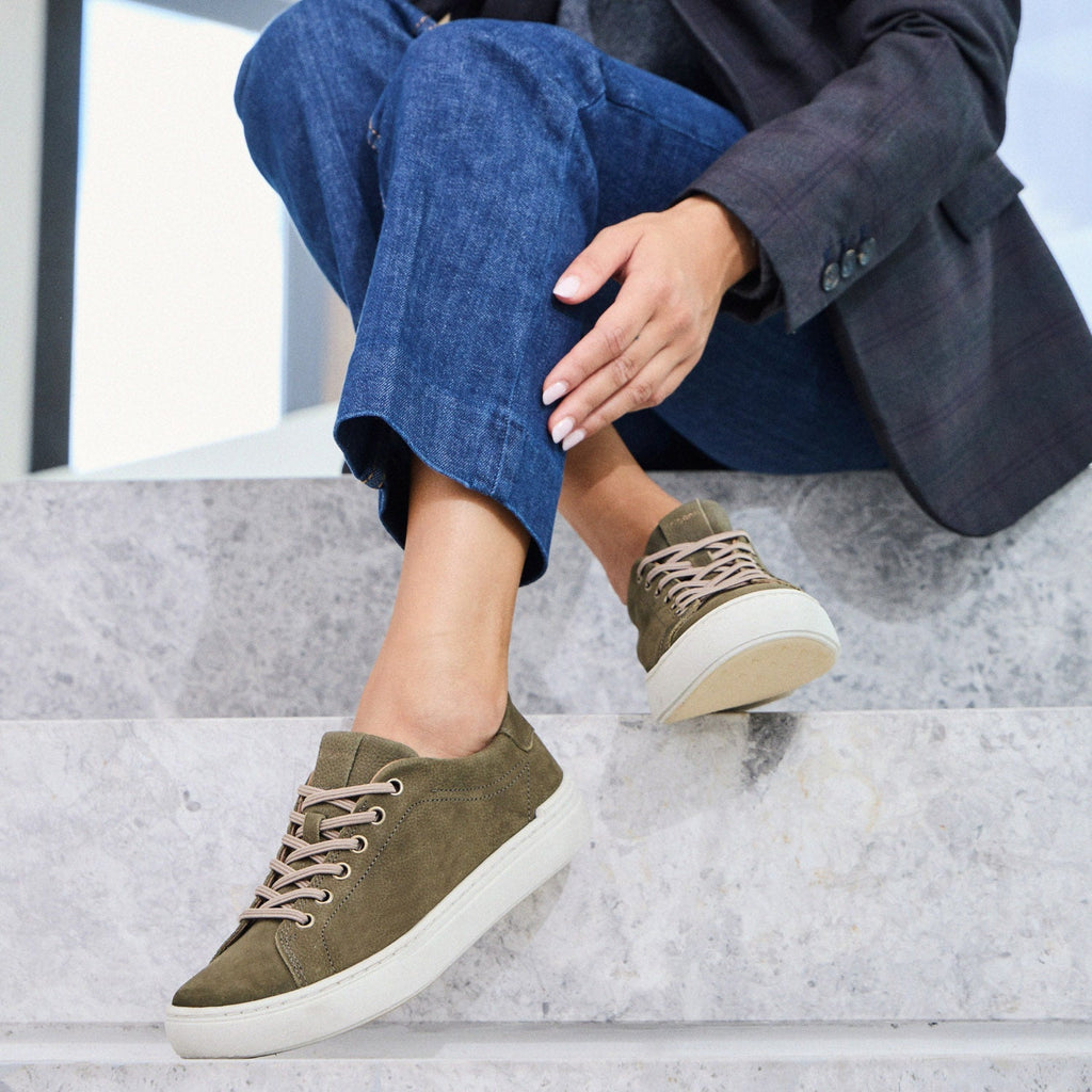 La Zapatilla Haley combina practicidad, estilo y comodidad en un diseño pensado para acompañarte todos los días. Confeccionada en 100% cuero, cuenta con cordones elásticos que facilitan el calce y aportan un toque moderno. Su base de goma antideslizante garantiza firmeza en cada paso, mientras que la plantilla removible ofrece confort durante todo el día.