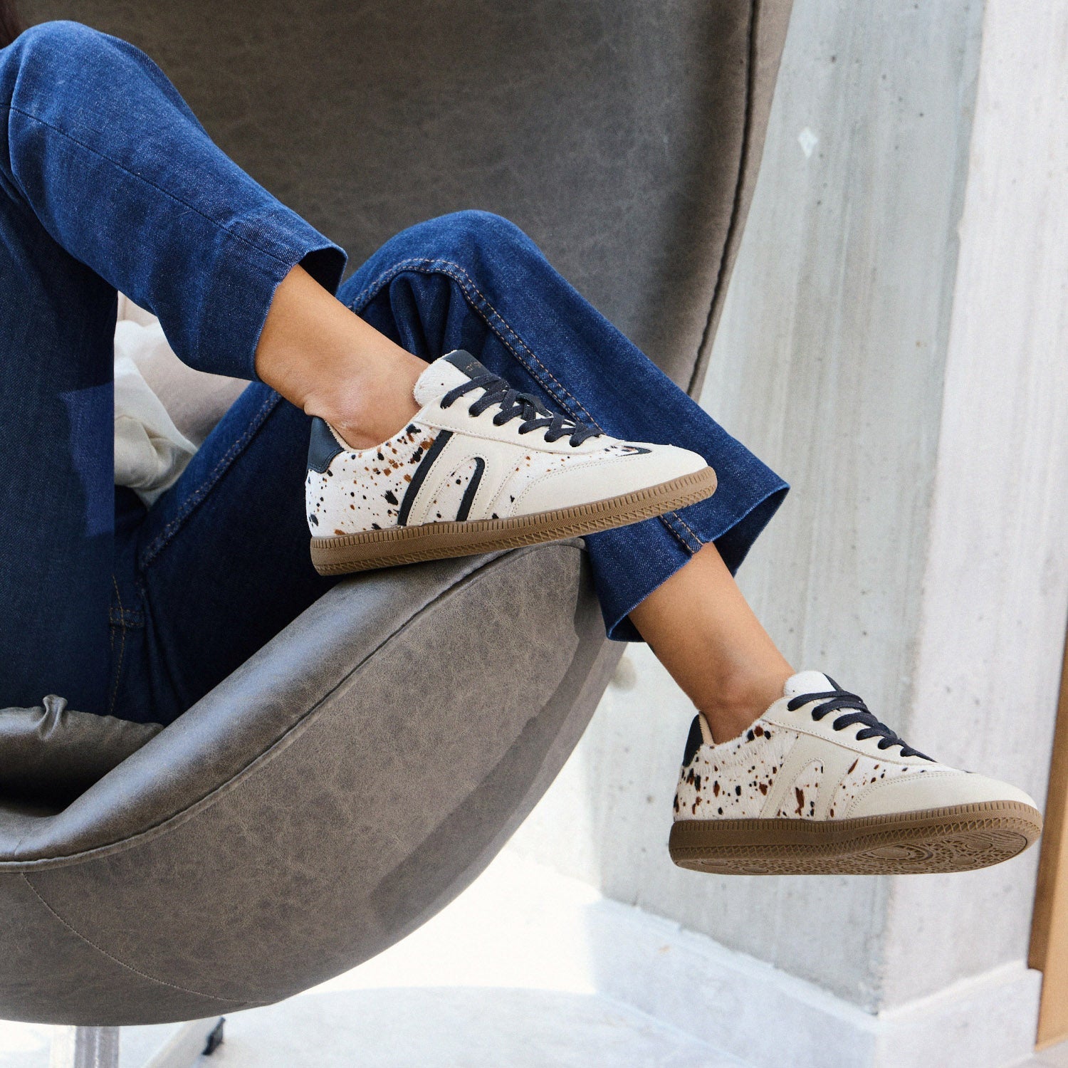 La Zapatilla Soho es la mezcla perfecta entre estilo y comodidad. Confeccionada en 100% cuero y con interior de tela, ofrece una sensación suave y ligera en cada paso. Su base de goma antideslizante garantiza seguridad y estabilidad, mientras que la plantilla removible aporta practicidad y confort personalizado. De espíritu casual y moderno, es ideal para quienes buscan un look relajado sin perder el toque urbano y sofisticado.