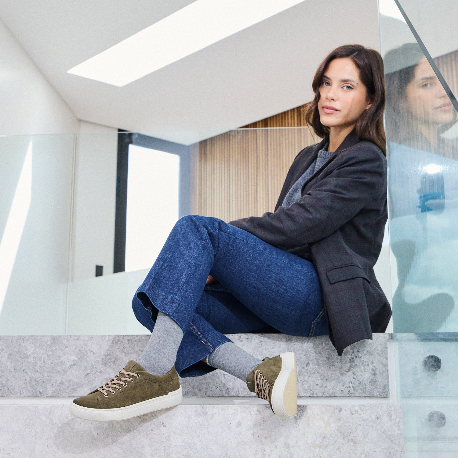 La Zapatilla Haley combina practicidad, estilo y comodidad en un diseño pensado para acompañarte todos los días. Confeccionada en 100% cuero, cuenta con cordones elásticos que facilitan el calce y aportan un toque moderno. Su base de goma antideslizante garantiza firmeza en cada paso, mientras que la plantilla removible ofrece confort durante todo el día.